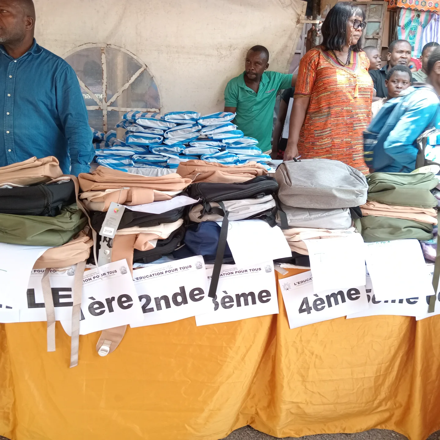 MFOUNDI 2 : LA 14ᵉ SOUS-SECTION C RDPC OFFRE PLUS DE 1 000 KITS SCOLAIRES ET BOURSES D'ÉTUDES AUX JEUNES