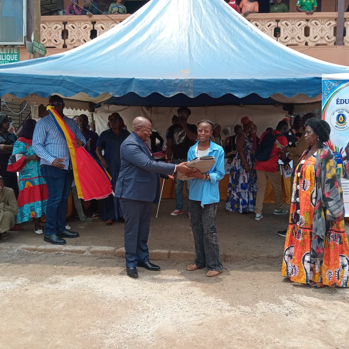 MFOUNDI 2 : LA 14ᵉ SOUS-SECTION C RDPC OFFRE PLUS DE 1 000 KITS SCOLAIRES ET BOURSES D'ÉTUDES AUX JEUNES