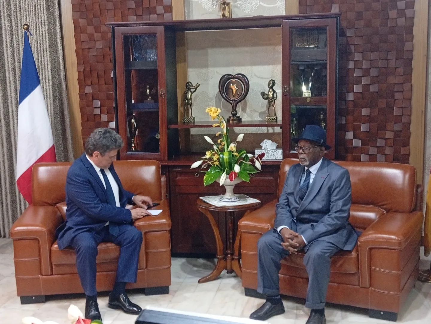 ​Lejeune Mbella Mbella et Sylvain Riquier réaffirment la convergence de vues entre Yaoundé et Paris